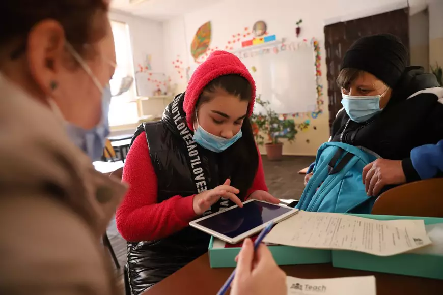 REPORTAJ | La școala din Călărași unde Iohannis le spunea în 2019 elevilor „Să fiți silitori!”, doar jumătate dintre ei au putut acum învăța online. Restul nu au primit tablete