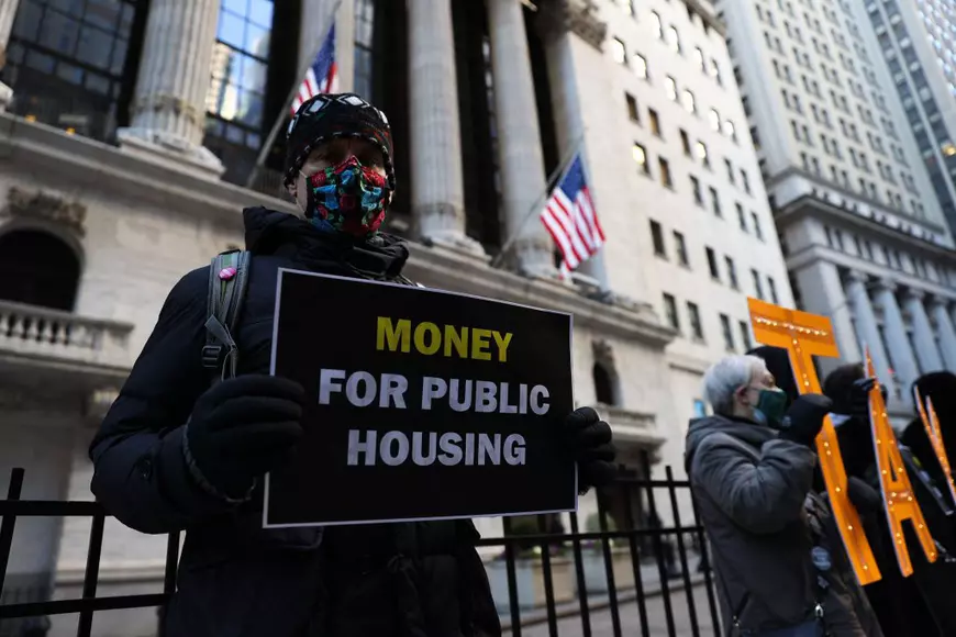 Cum a fost posibilă răscoala de pe Wall Street și lecțiile acțiunii civice care i-a îngenuncheat pe baronii de la bursă