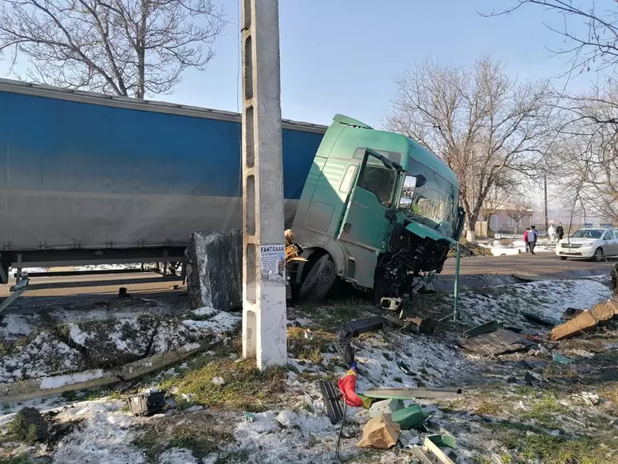 Drama adolescentei din Iași în mașina căreia i-au murit tatăl, un unchi și o mătușă. N-a vorbit deloc despre accident: „Are nevoie de suport psihologic”