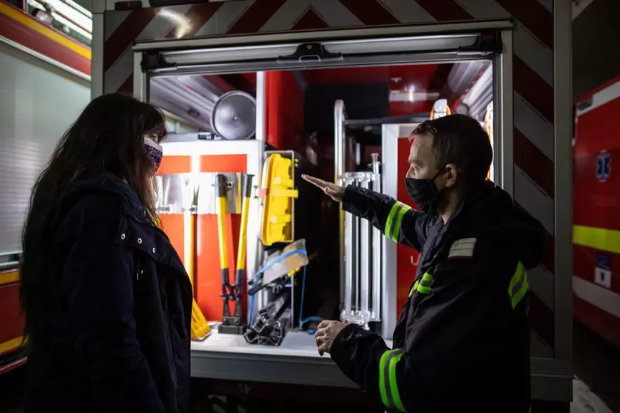 Florin Avram explică ce se găsește într-o autospecială de descarcerare. Foto: Vlad Chirea
