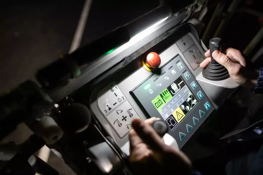 Silviu Rusu apasă câteva butoane și manete, iar scara începe să urce încet, în modul „broască”. Foto: Vlad Chirea