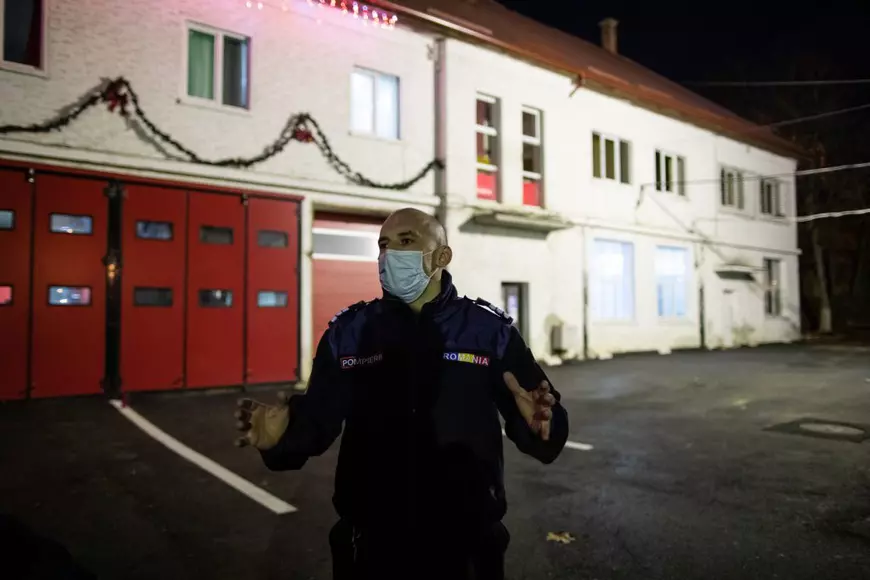 Silviu Rusu a salvat o pisică dintr-o fântână adâncă de 25 de metri. Foto: Vlad Chirea
