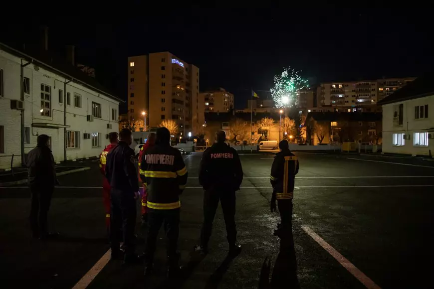 Noaptea dintre ani cu pompierii brașoveni: Cola, în loc de șampanie, și tânărul de 19 ani care n-a vrut să fie jandarm pentru a nu fi „împotriva cetățenilor”