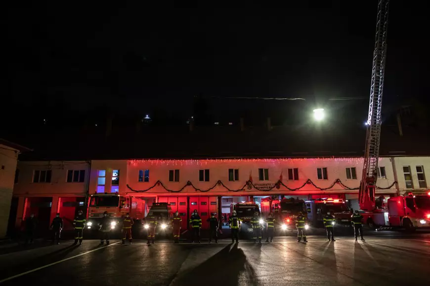 Trecerea în 2021 s-a făcut cu gălăgie la ISU Brașov, îmbrățișări cu mască și sticle de Cola. Foto: Vlad Chirea