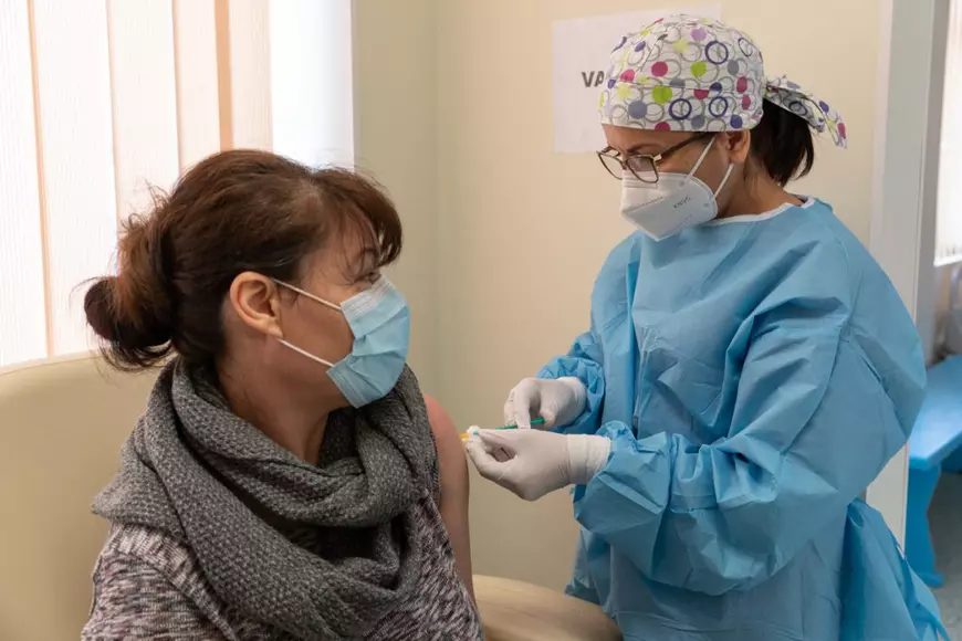 REPORTAJ. Cum decurge vaccinarea anti-Covid 19 în România ignorată. Eligibili pentru etapa a doua, vor prinde locuri în a treia