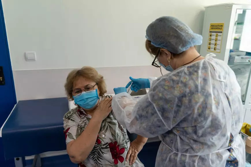 REPORTAJ. Cum decurge vaccinarea anti-Covid 19 în România ignorată. Eligibili pentru etapa a doua, vor prinde locuri în a treia