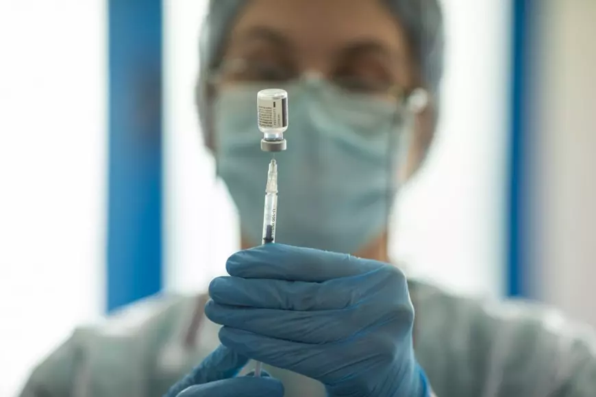 REPORTAJ. Cum decurge vaccinarea anti-Covid 19 în România ignorată. Eligibili pentru etapa a doua, vor prinde locuri în a treia