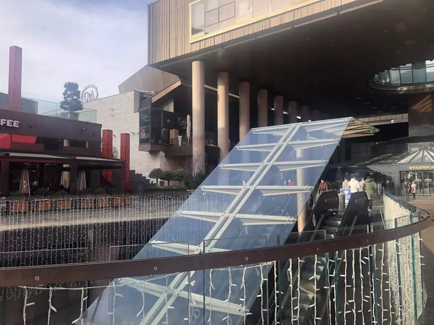 66 de trepte până la vaccinarea anti-COVID, la mallul din Timișoara. „Vreau să pot ieși în lume, să scăpăm de nebunia asta cu toții”!