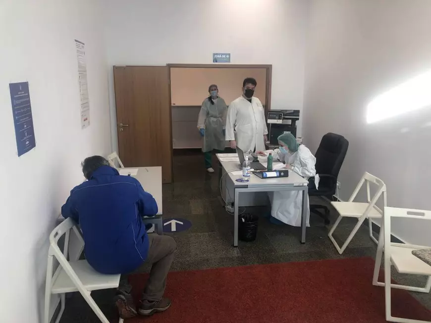 66 de trepte până la vaccinarea anti-COVID, la mallul din Timișoara. „Vreau să pot ieși în lume, să scăpăm de nebunia asta cu toții”!