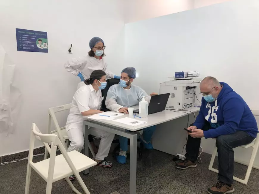 66 de trepte până la vaccinarea anti-COVID, la mallul din Timișoara. „Vreau să pot ieși în lume, să scăpăm de nebunia asta cu toții”!