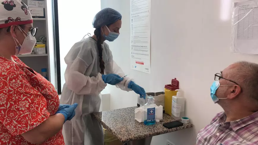 66 de trepte până la vaccinarea anti-COVID, la mallul din Timișoara. „Vreau să pot ieși în lume, să scăpăm de nebunia asta cu toții”!