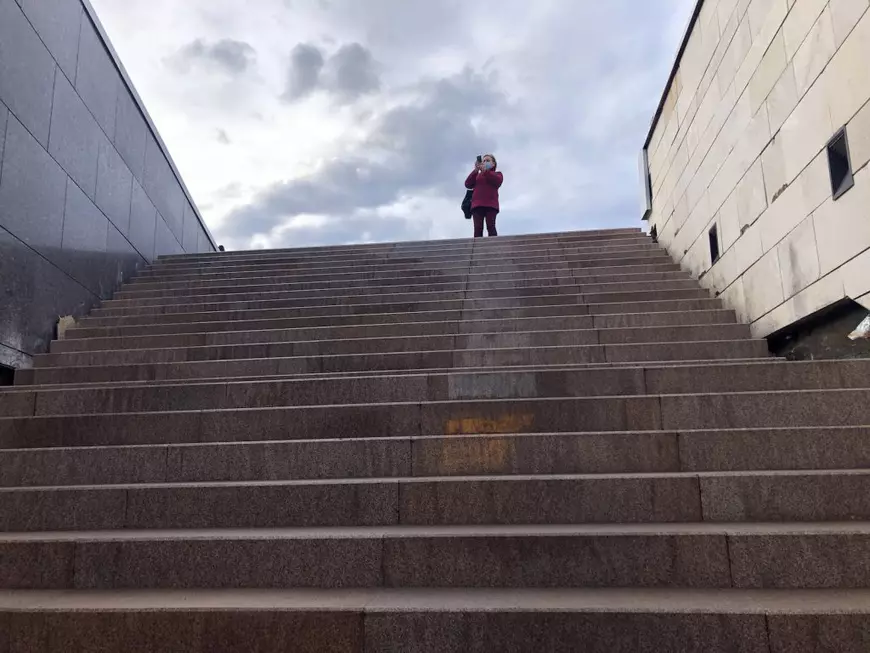 66 de trepte până la vaccinarea anti-COVID, la mallul din Timișoara. „Vreau să pot ieși în lume, să scăpăm de nebunia asta cu toții”!