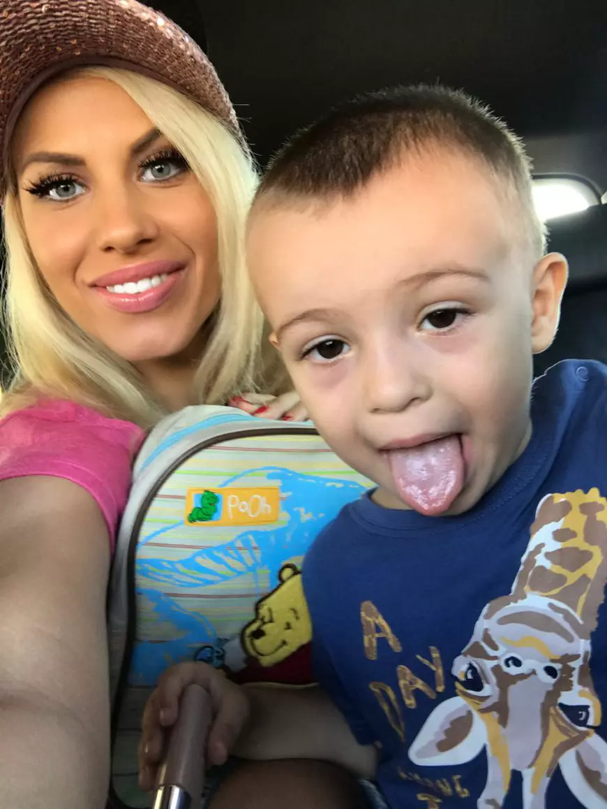 Amna, nevoită să se despartă de fiul ei pentru o perioadă. „A fost o provocare foarte, foarte grea”