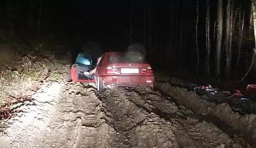 VIDEO / Tânăr în lenjerie initmă, cu BMW-ul în pădure, de Revelion, țipă la jandarmii veniți să-l salveze: „Îs dezbrăcat, bă, vezi că n-ai voie să mă lovești!”