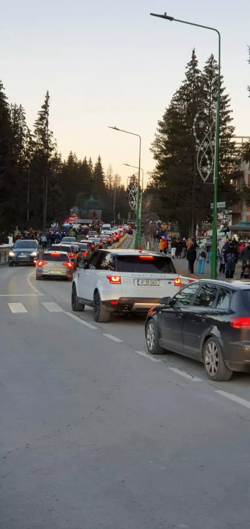 VIDEO | Mii de oameni au stat la coadă la telegondola din Poiana Brașov. Programul a fost prelungit