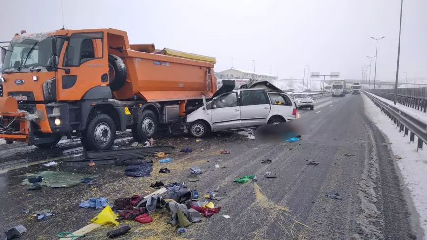 Trei morți în mașina zdrobită într-un utilaj de deszăpezire, pe autostrada Sibiu - Deva