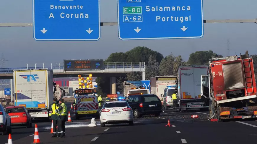 Trei șoferi de TIR morți, loviți în plin de un camion, când încercau să stingă alt camion cuprins de flăcări, pe o autostradă din Spania