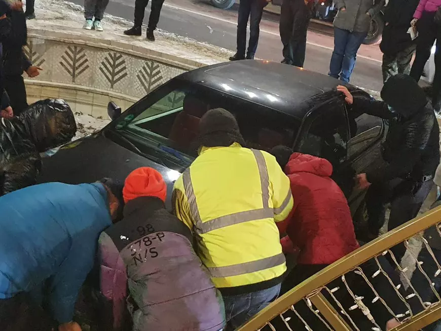 VIDEO | Un BMW a aterizat în fântâna arteziană de la Unirii. A fost luat de acolo fără ca cineva să cheme poliția
