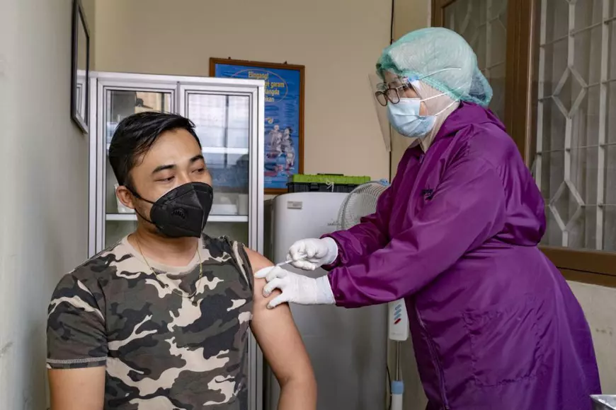 Strategia neobișnuită de vaccinare a Indoneziei, ”tinerii și influencerii mai întâi”, stârnește uimire și critici. Cum explică oficialii alegerea