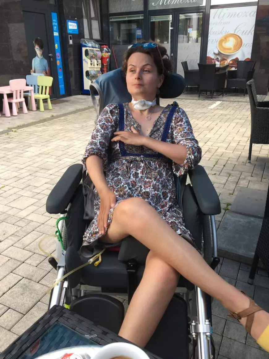 Tânăra mama băgată în comă de un șofer român, în Ungaria, s-a căsătorit la spital, când s-a trezit. Va trăi toată viața într-un scaun cu rotile