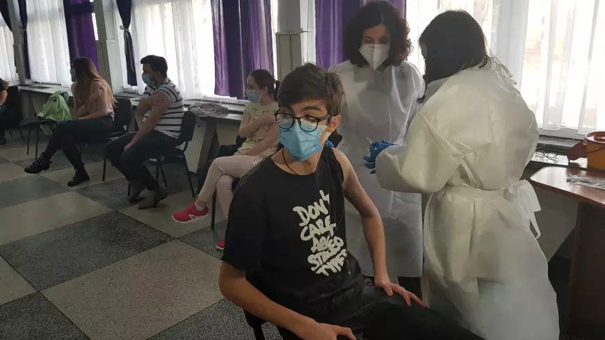 REPORTAJ | Tinerii defavorizați de la un centru social din Iași s-au vaccinat „fără frică”. „Mămică, e bine să facem pentru sănătatea noastră”