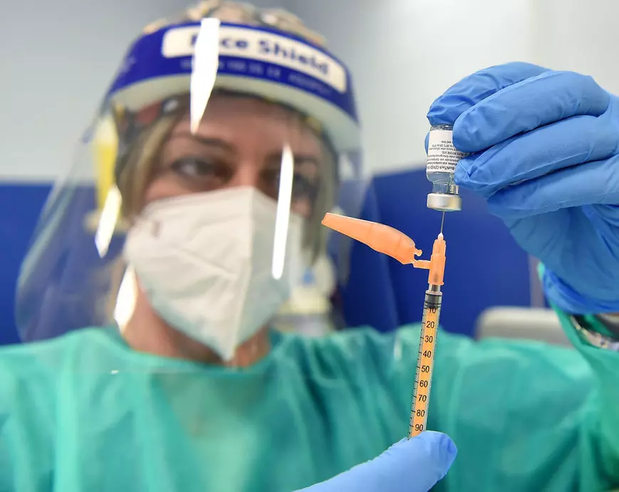 Șeful BioNTech critică Uniunea Europeană că nu a comandat suficient vaccin anti-COVID (foto EPA)
