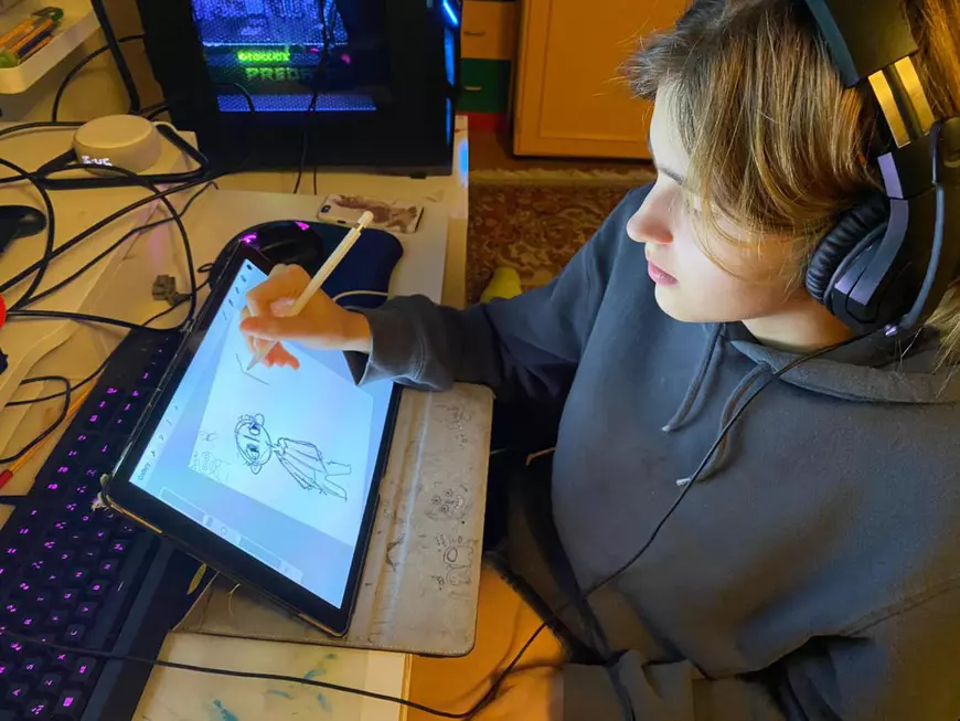 „Explicații simple, nu limbaj de lemn”. Secretul viralizării clipului despre vaccin realizat de un medic român din Suedia, cu desenele fiicei de 12 ani