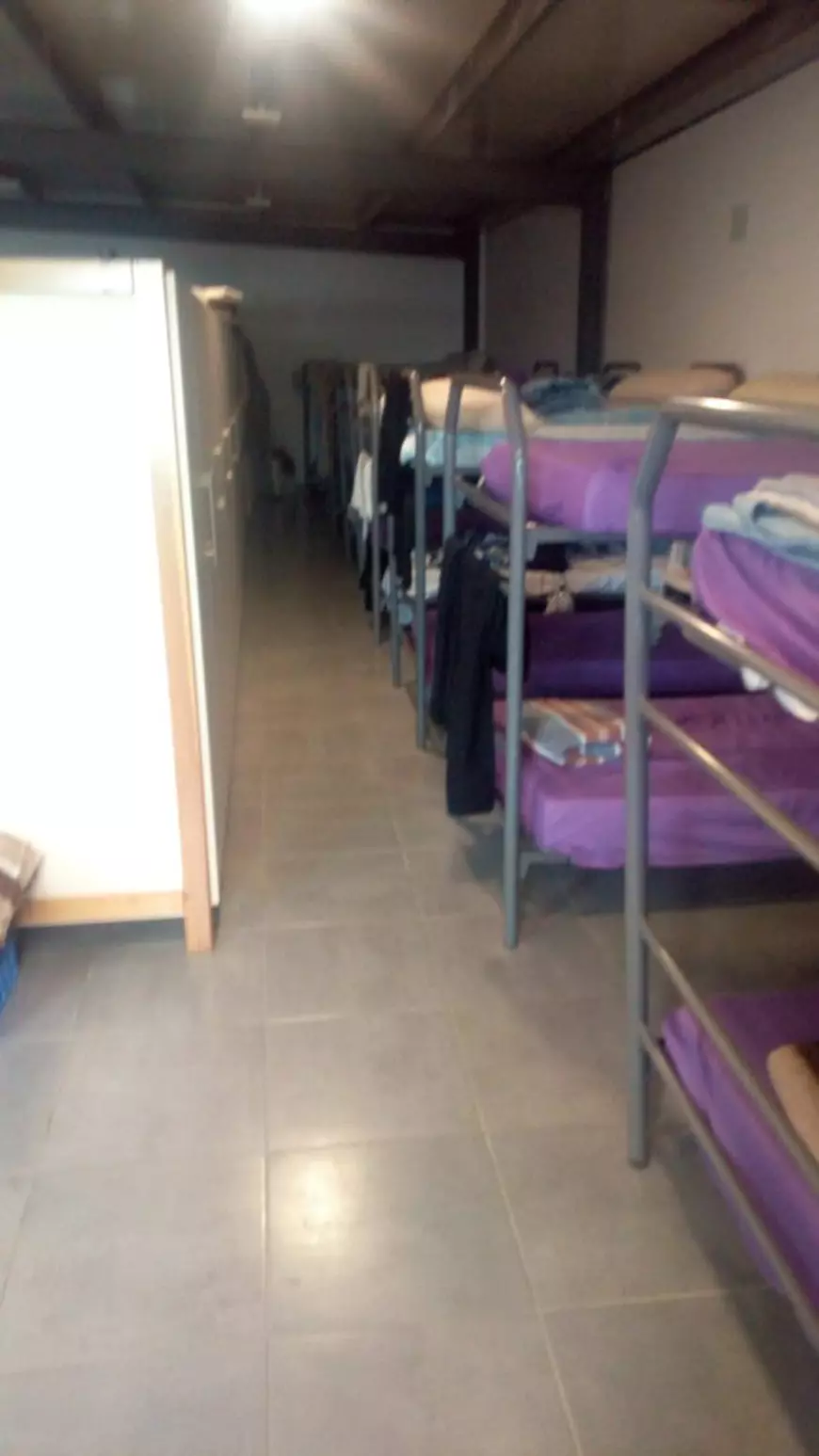 Așa arătau spațiile de cazare din depozit.