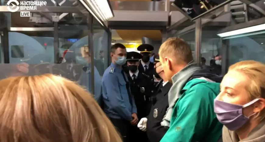 Alexei Navalnîi, arestat de autorităţile ruse imediat după ce a aterizat la Moscova. „Nu mă tem”