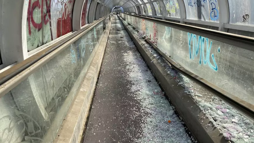 Imagini incredibile cu trotuarul rulant de la Gara de Nord inaugurat pe vremea lui Sorin Oprescu. Cum s-a ales praful de 2,5 milioane de euro