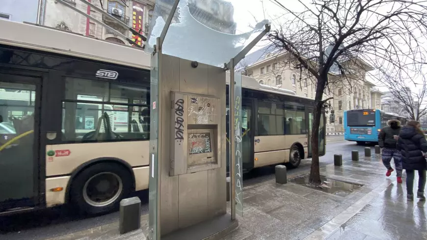 De 9 ani, chioșcurile informative de 400.000 de euro, care au funcționat doar câteva luni, zac vandalizate și inutile în centrul Bucureștiului