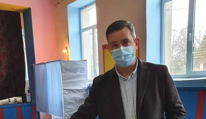 REPORTAJ. 10 ani în imagini care-ți arată cum a fost scufundată Valea Șesii în iazul de decantare. Turla bisericii e aproape înghițită, ultimele 3 case sunt în pericol