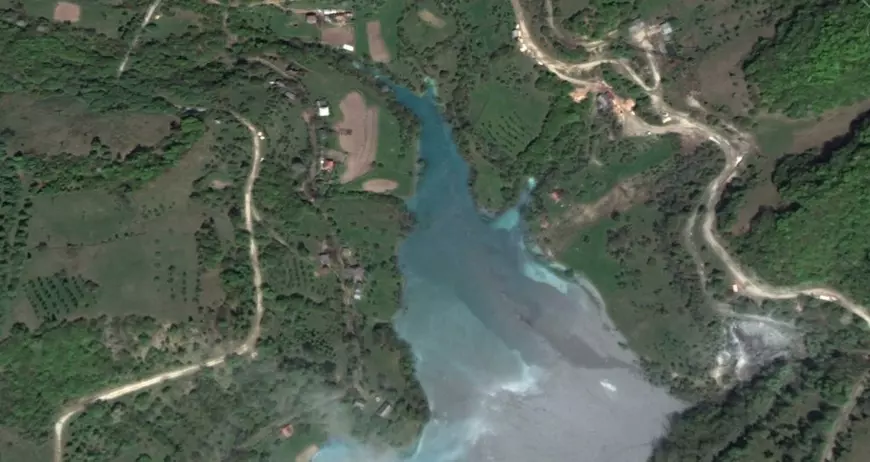 REPORTAJ. 10 ani în imagini care-ți arată cum a fost scufundată Valea Șesii în iazul de decantare. Turla bisericii e aproape înghițită, ultimele 3 case sunt în pericol