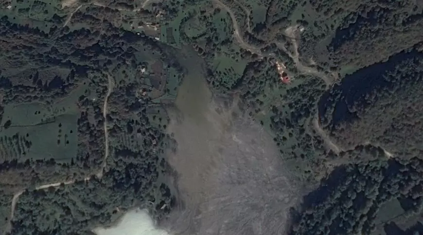 REPORTAJ. 10 ani în imagini care-ți arată cum a fost scufundată Valea Șesii în iazul de decantare. Turla bisericii e aproape înghițită, ultimele 3 case sunt în pericol