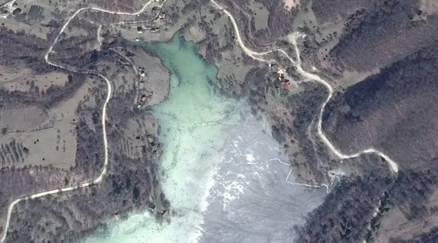 REPORTAJ. 10 ani în imagini care-ți arată cum a fost scufundată Valea Șesii în iazul de decantare. Turla bisericii e aproape înghițită, ultimele 3 case sunt în pericol