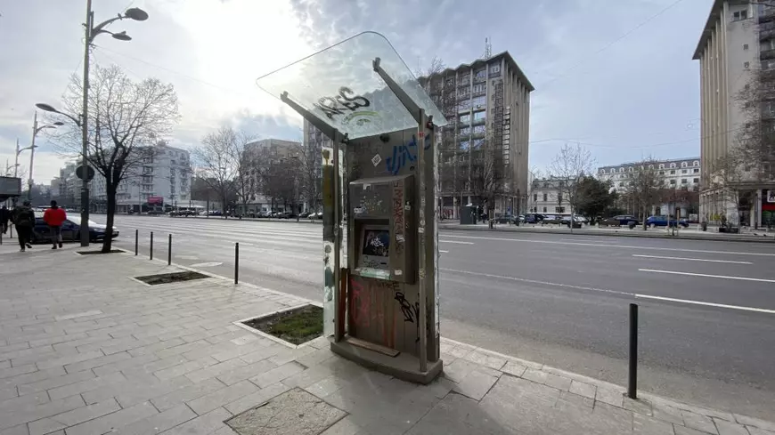 De 9 ani, chioșcurile informative de 400.000 de euro, care au funcționat doar câteva luni, zac vandalizate și inutile în centrul Bucureștiului