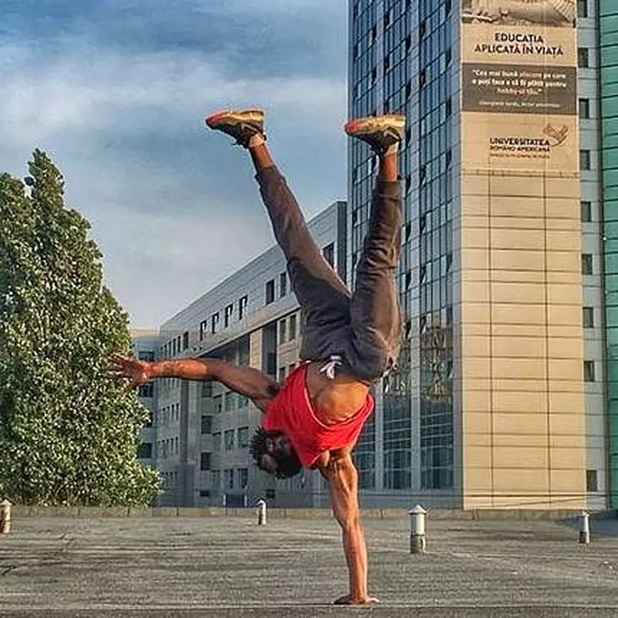 Un american la București. A venit în România, impresionat de hackerii români. „Mă simt mai liber aici. Oamenii sunt mai calmi”