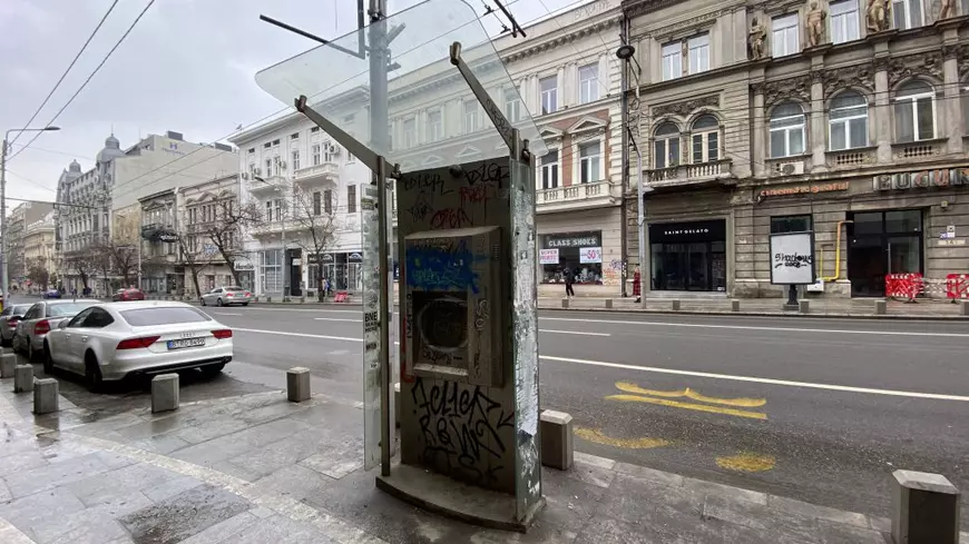 De 9 ani, chioșcurile informative de 400.000 de euro, care au funcționat doar câteva luni, zac vandalizate și inutile în centrul Bucureștiului