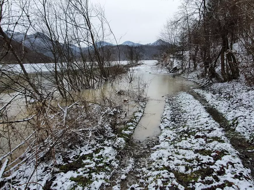 REPORTAJ. 10 ani în imagini care-ți arată cum a fost scufundată Valea Șesii în iazul de decantare. Turla bisericii e aproape înghițită, ultimele 3 case sunt în pericol