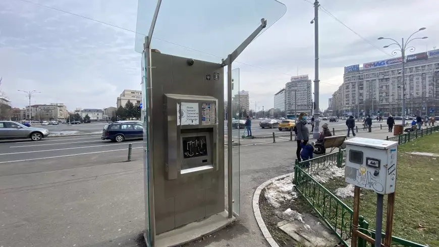 De 9 ani, chioșcurile informative de 400.000 de euro, care au funcționat doar câteva luni, zac vandalizate și inutile în centrul Bucureștiului