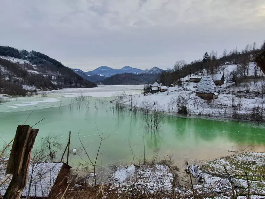 REPORTAJ. 10 ani în imagini care-ți arată cum a fost scufundată Valea Șesii în iazul de decantare. Turla bisericii e aproape înghițită, ultimele 3 case sunt în pericol