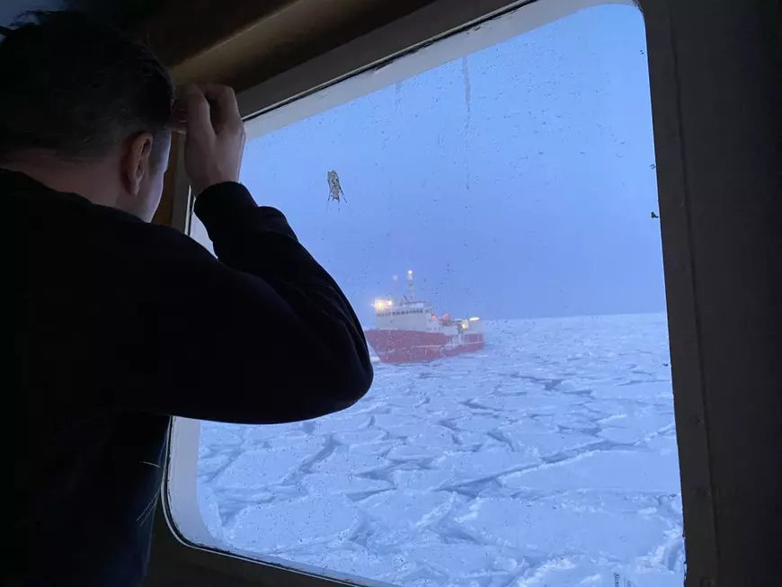 7.000 de euro lunar iau pescarii de crabi din Marea Barents, unde se muncește la -30 de grade. „Am lucrat pe trei nave și fiecare avea români”