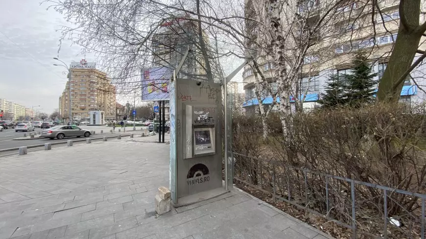 De 9 ani, chioșcurile informative de 400.000 de euro, care au funcționat doar câteva luni, zac vandalizate și inutile în centrul Bucureștiului