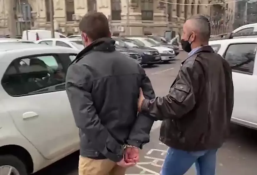 Actor de reclame, arestat preventiv pentru viol. Una dintre victime a fost agresată în liftul unui bloc din Capitală
