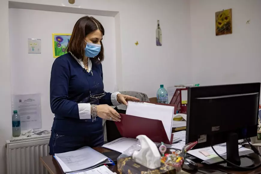 Reportaj de 1 Martie. Locul unde șansa a mii de oameni la îngrijire medicală depinde de rezistenţa unei femei, care merge zilnic pe jos zeci de kilometri