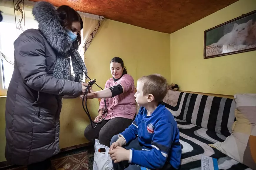 Reportaj de 1 Martie. Locul unde șansa a mii de oameni la îngrijire medicală depinde de rezistenţa unei femei, care merge zilnic pe jos zeci de kilometri