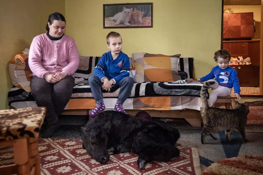 Reportaj de 1 Martie. Locul unde șansa a mii de oameni la îngrijire medicală depinde de rezistenţa unei femei, care merge zilnic pe jos zeci de kilometri