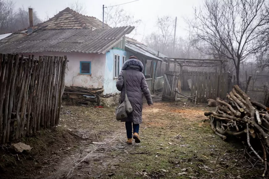 Reportaj de 1 Martie. Locul unde șansa a mii de oameni la îngrijire medicală depinde de rezistenţa unei femei, care merge zilnic pe jos zeci de kilometri