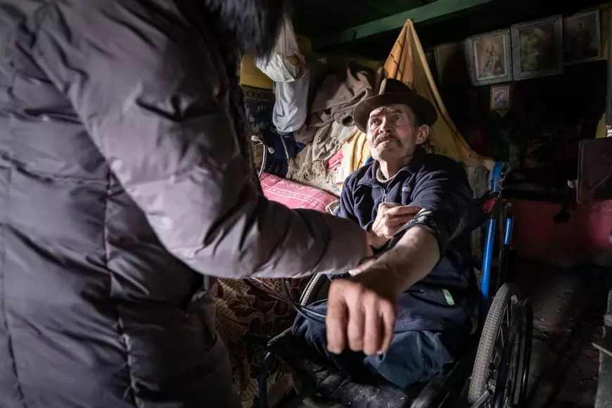 Reportaj de 1 Martie. Locul unde șansa a mii de oameni la îngrijire medicală depinde de rezistenţa unei femei, care merge zilnic pe jos zeci de kilometri