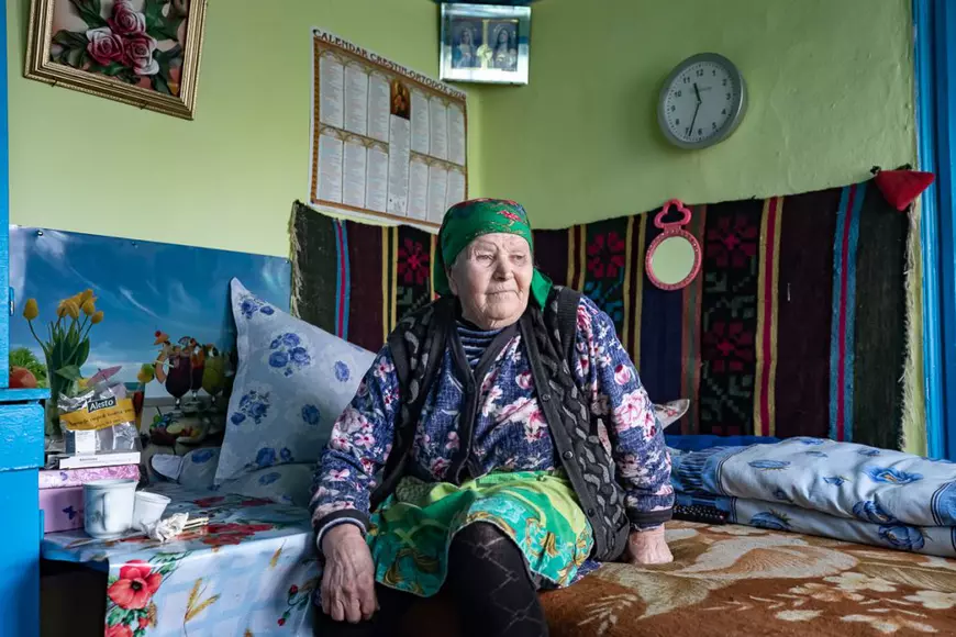 Reportaj de 1 Martie. Locul unde șansa a mii de oameni la îngrijire medicală depinde de rezistenţa unei femei, care merge zilnic pe jos zeci de kilometri